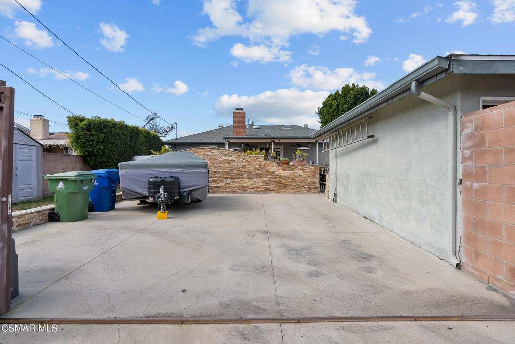 6532 Woodlake Avenue