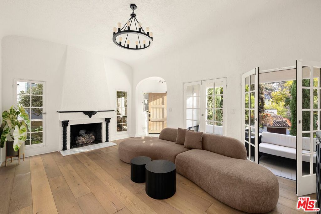 8061 Woodland Lane