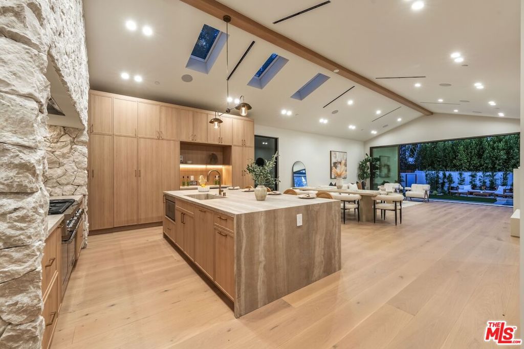 14647 Morrison Street