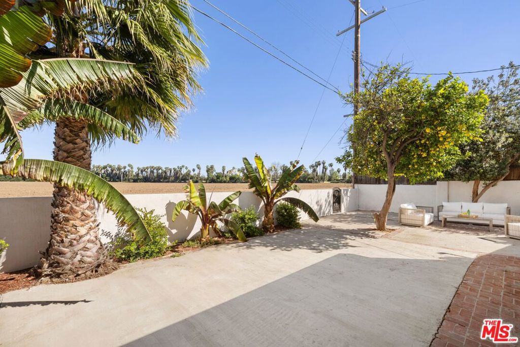 6160 Shoshone Avenue