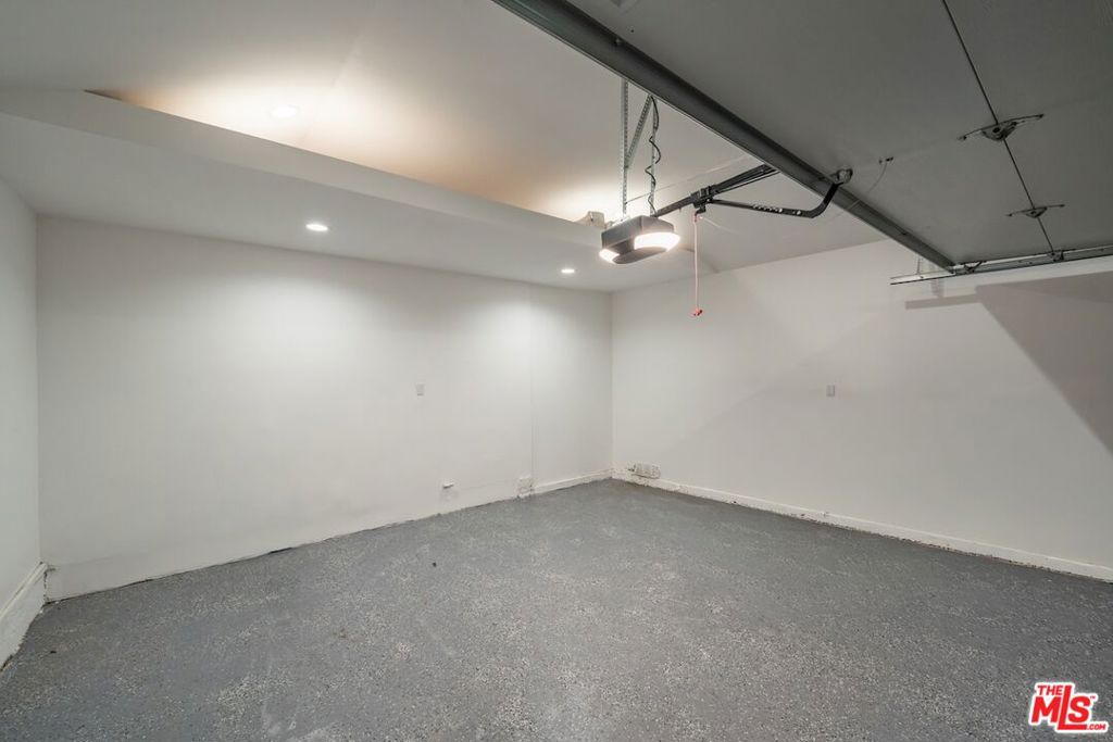 6160 Shoshone Avenue