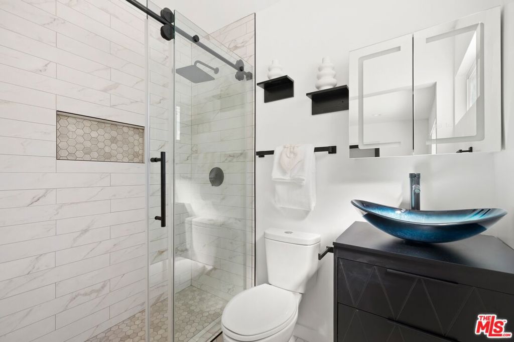 6160 Shoshone Avenue