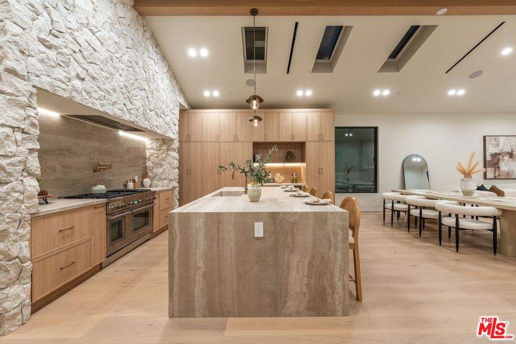 14647 Morrison Street