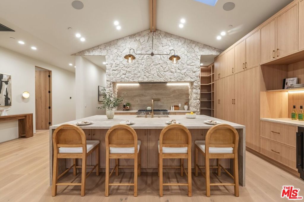 14647 Morrison Street