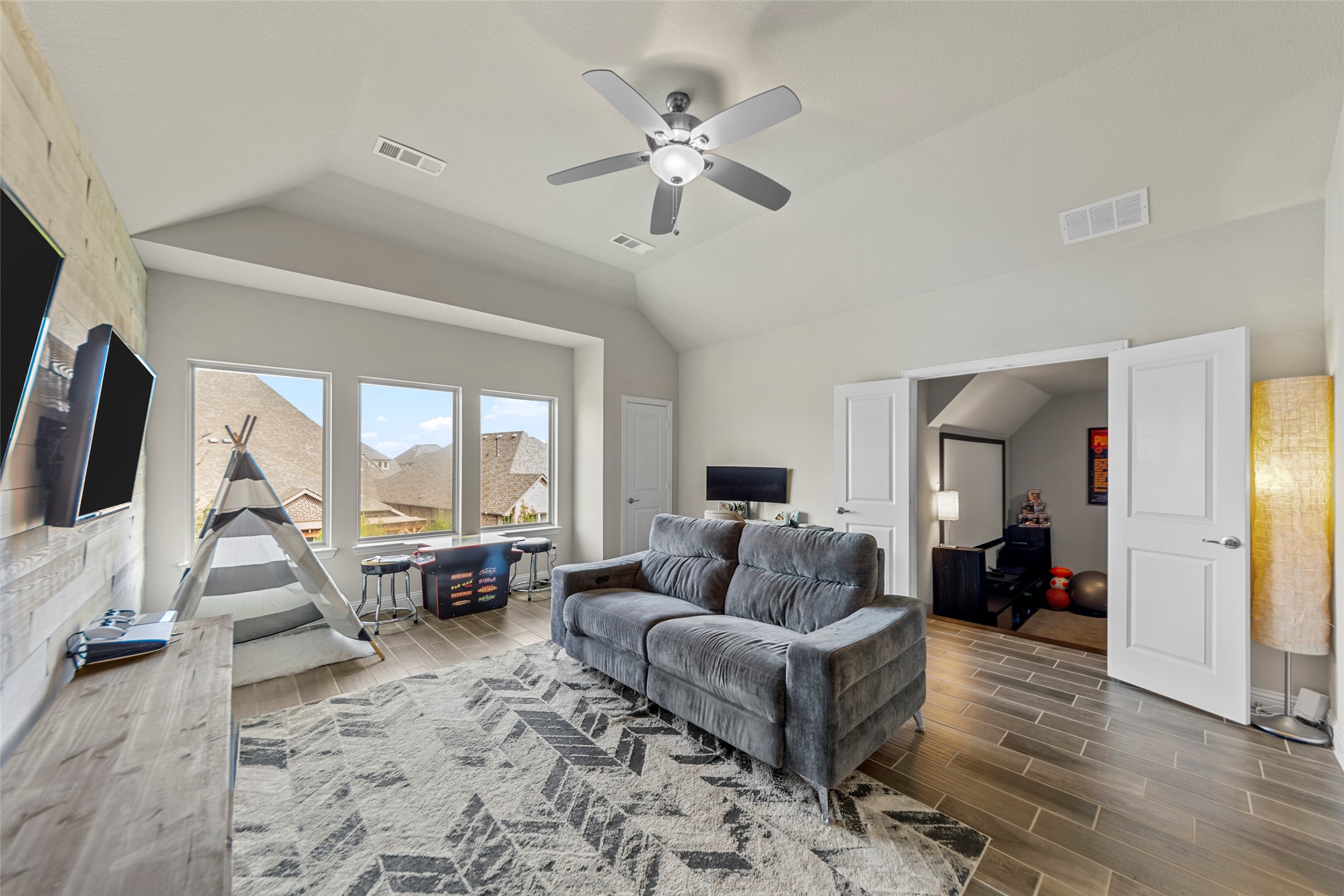 7017 St George S Drive