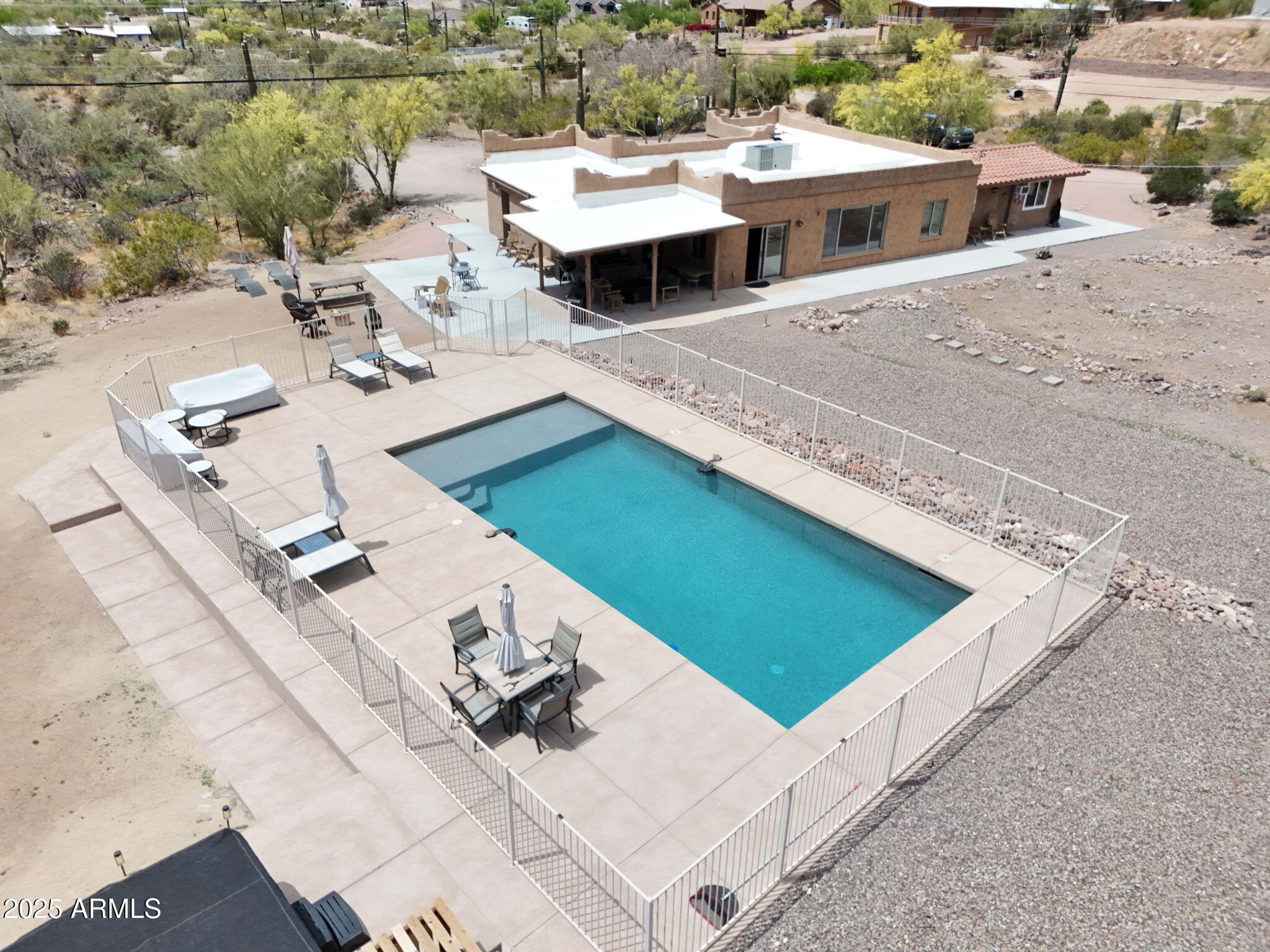 5615 E HIDALGO Street
