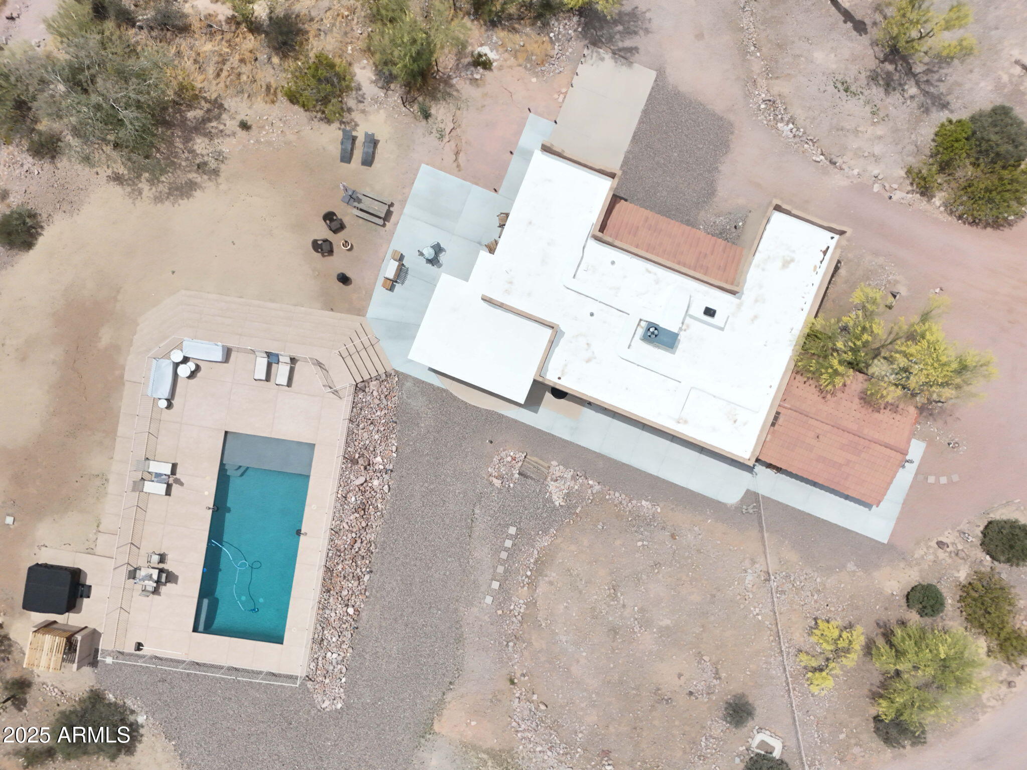 5615 E HIDALGO Street