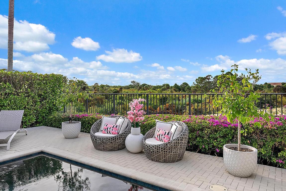 1607 E Hemingway Drive