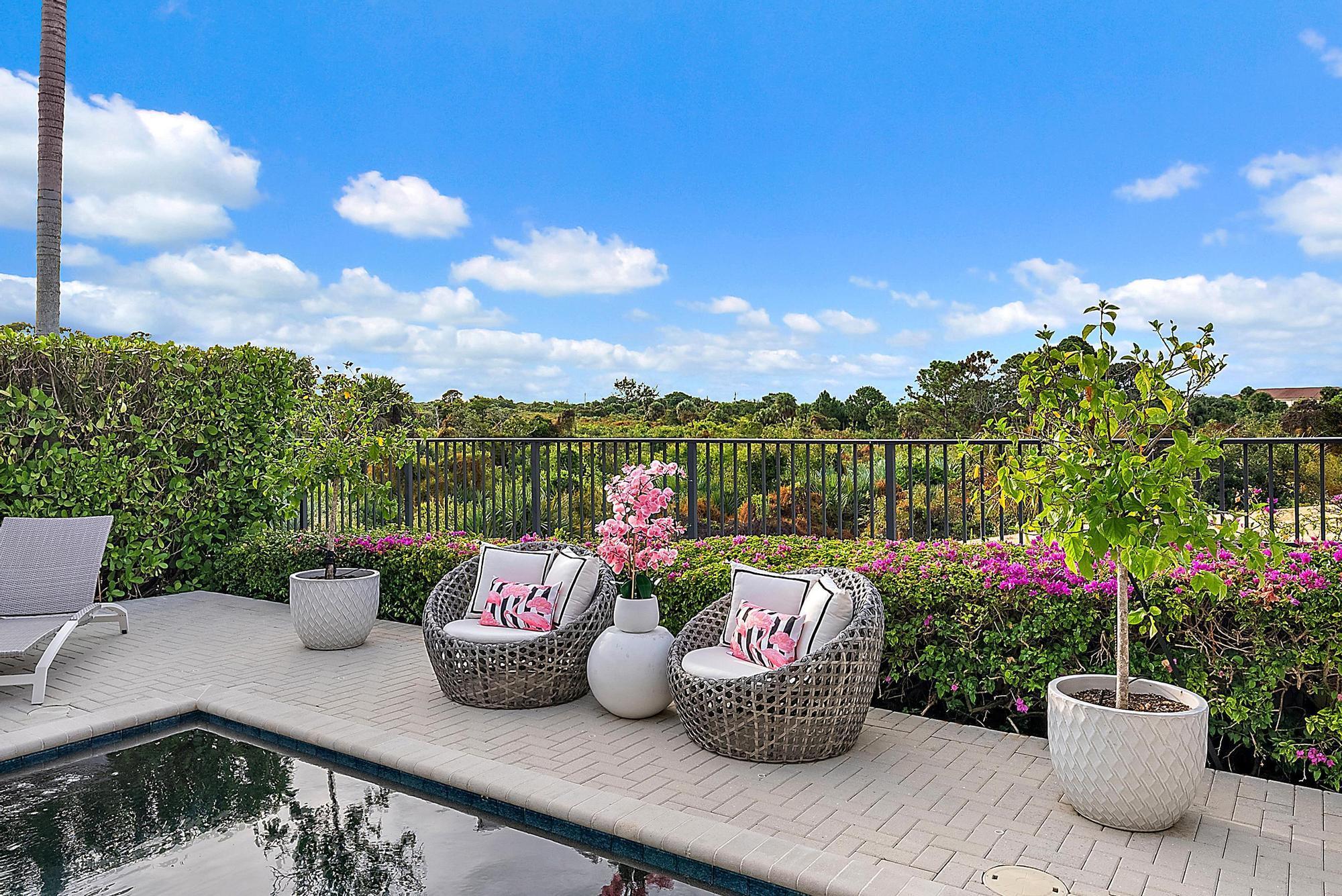 1607 E Hemingway Drive