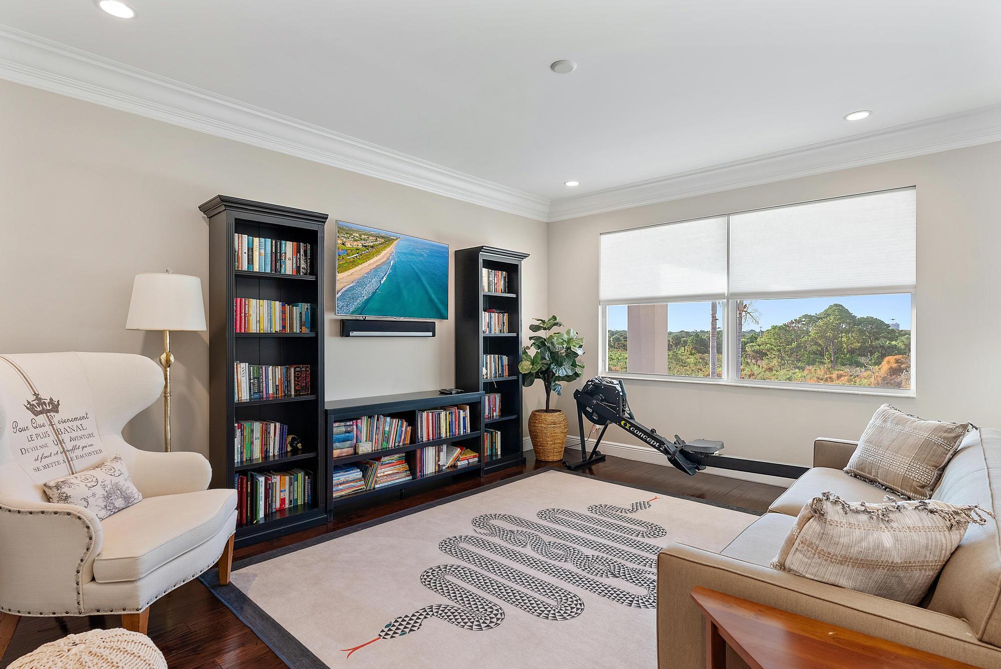 1607 E Hemingway Drive