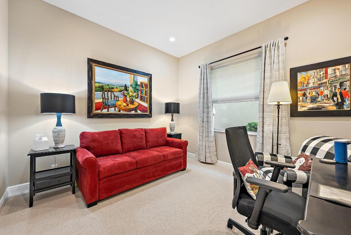 1607 E Hemingway Drive