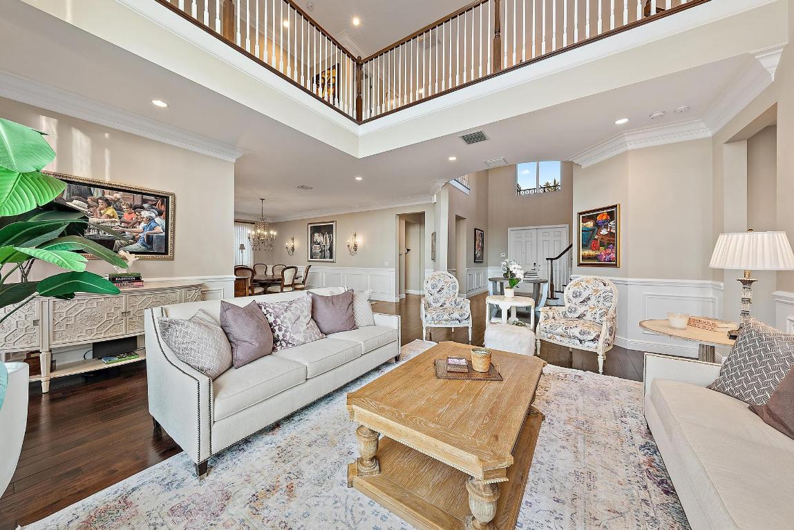 1607 E Hemingway Drive