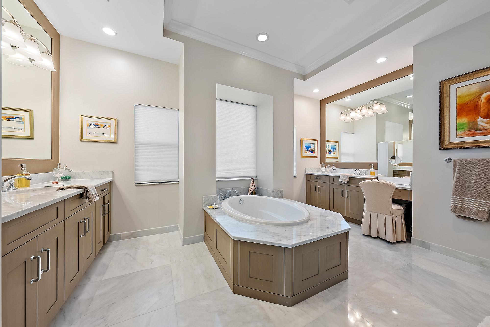 1607 E Hemingway Drive