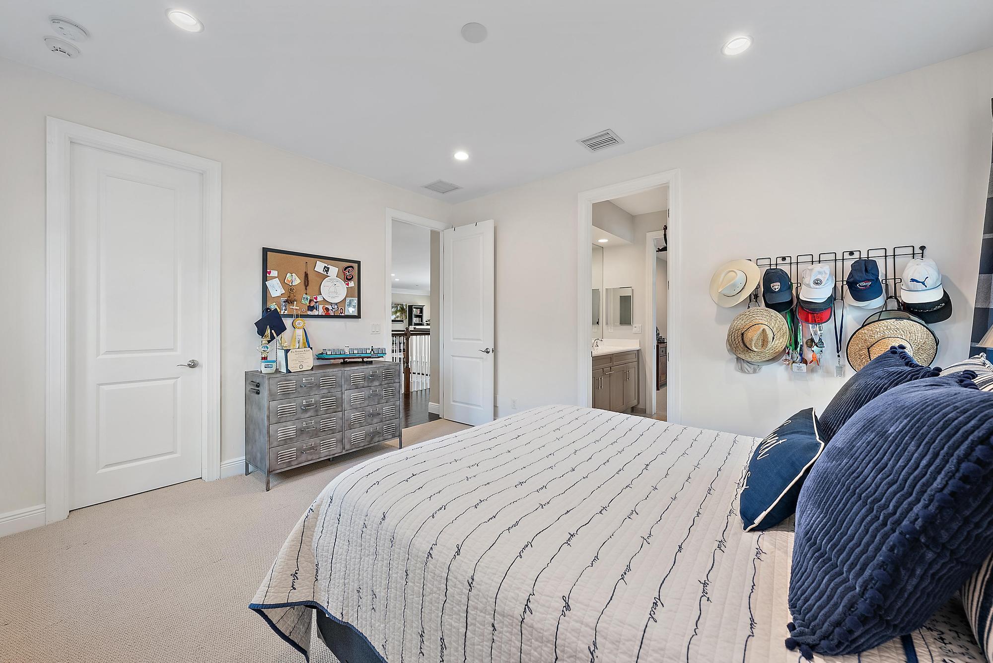 1607 E Hemingway Drive