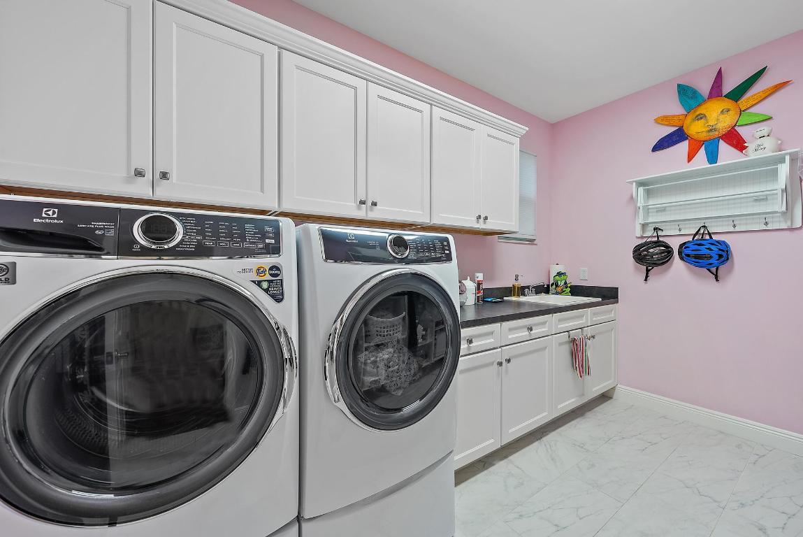 1607 E Hemingway Drive