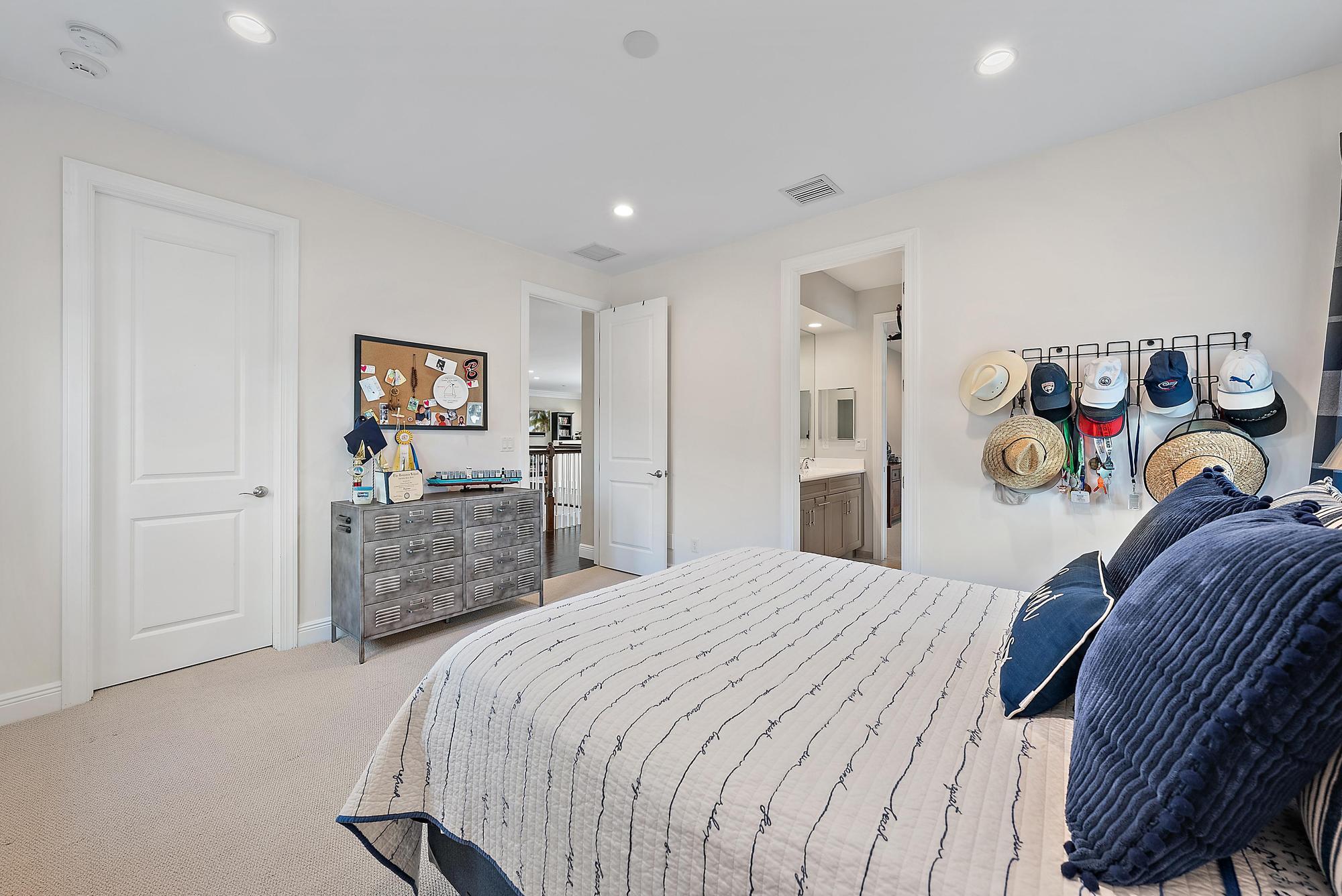 1607 E Hemingway Drive