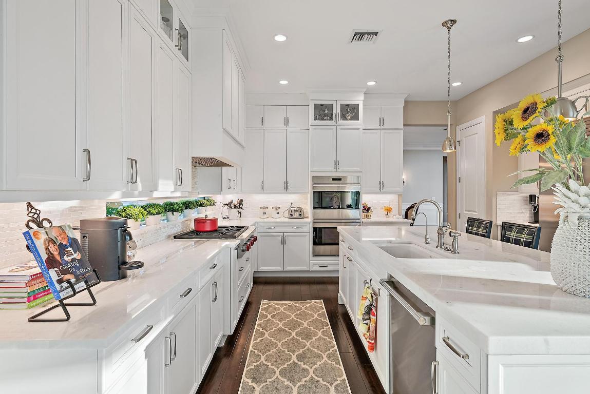 1607 E Hemingway Drive