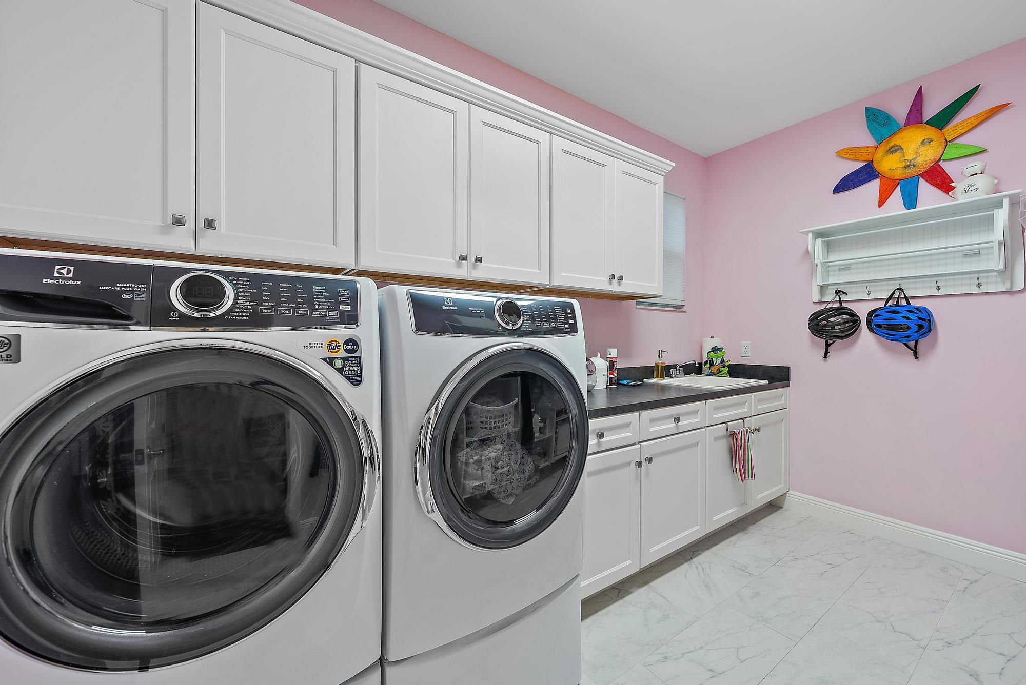 1607 E Hemingway Drive