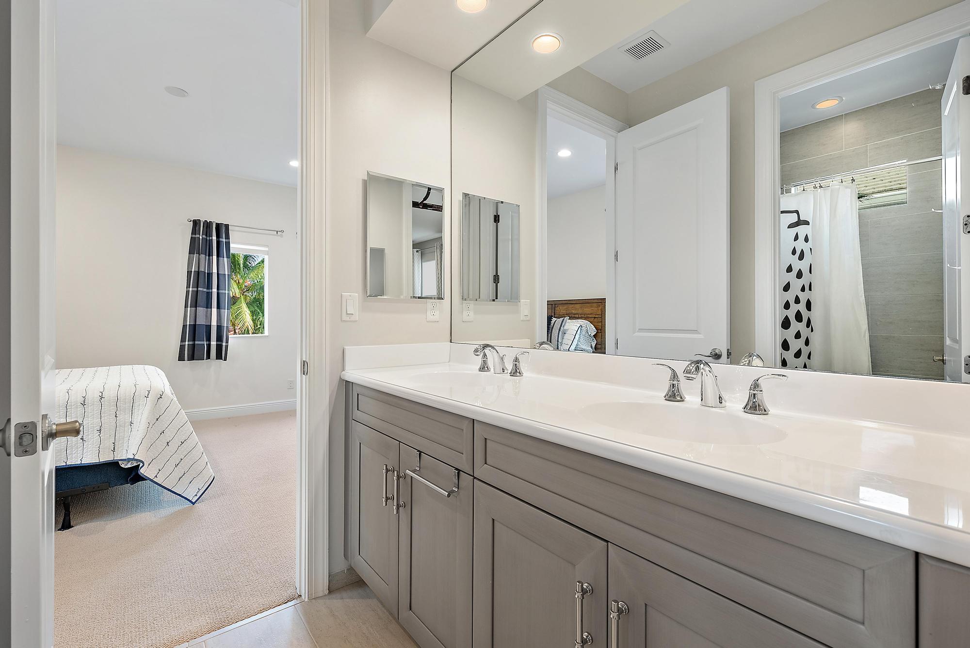 1607 E Hemingway Drive