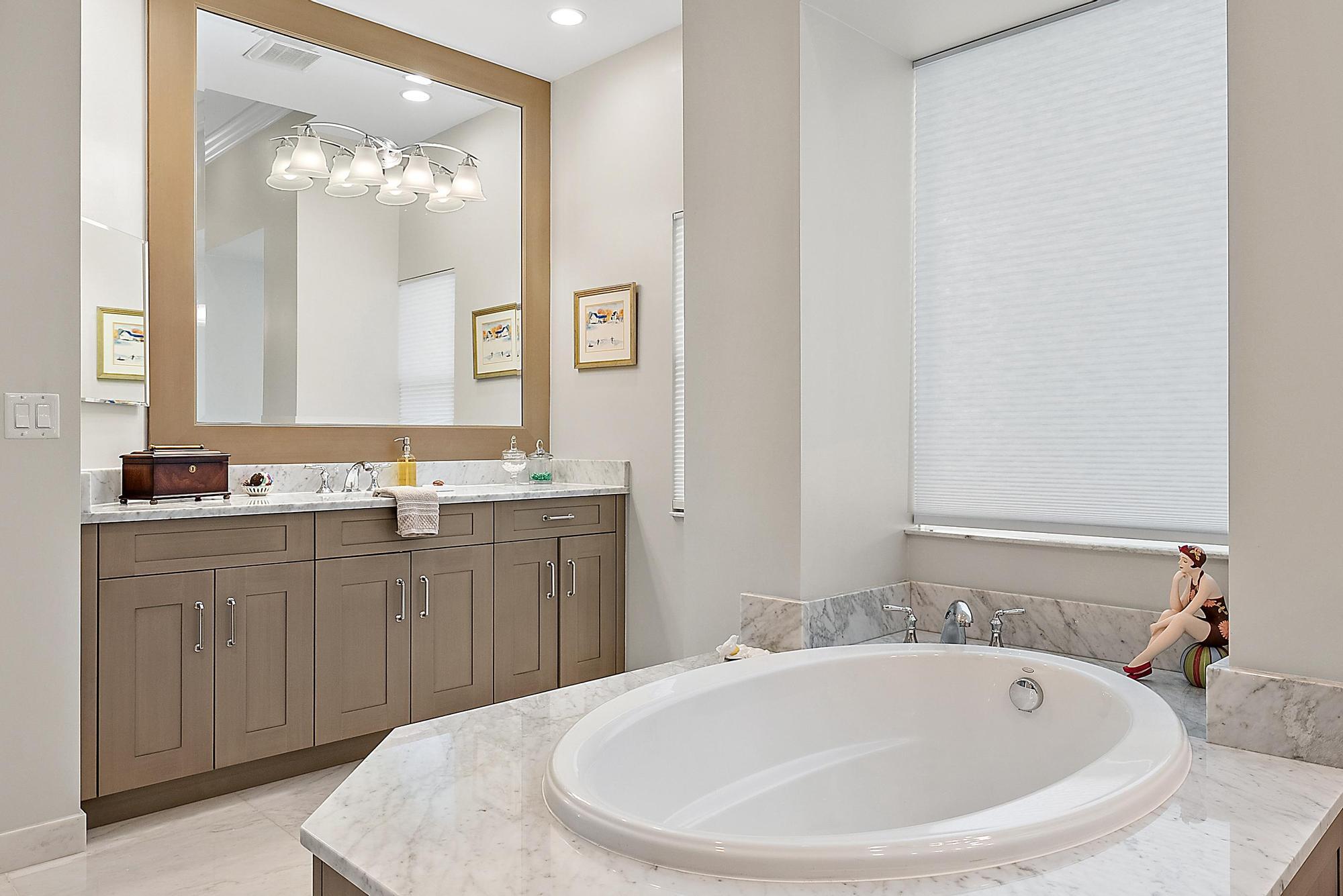 1607 E Hemingway Drive