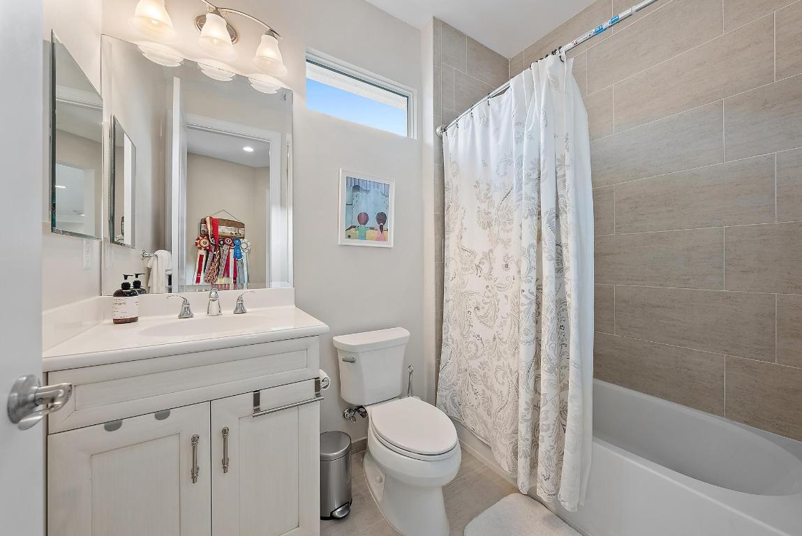 1607 E Hemingway Drive