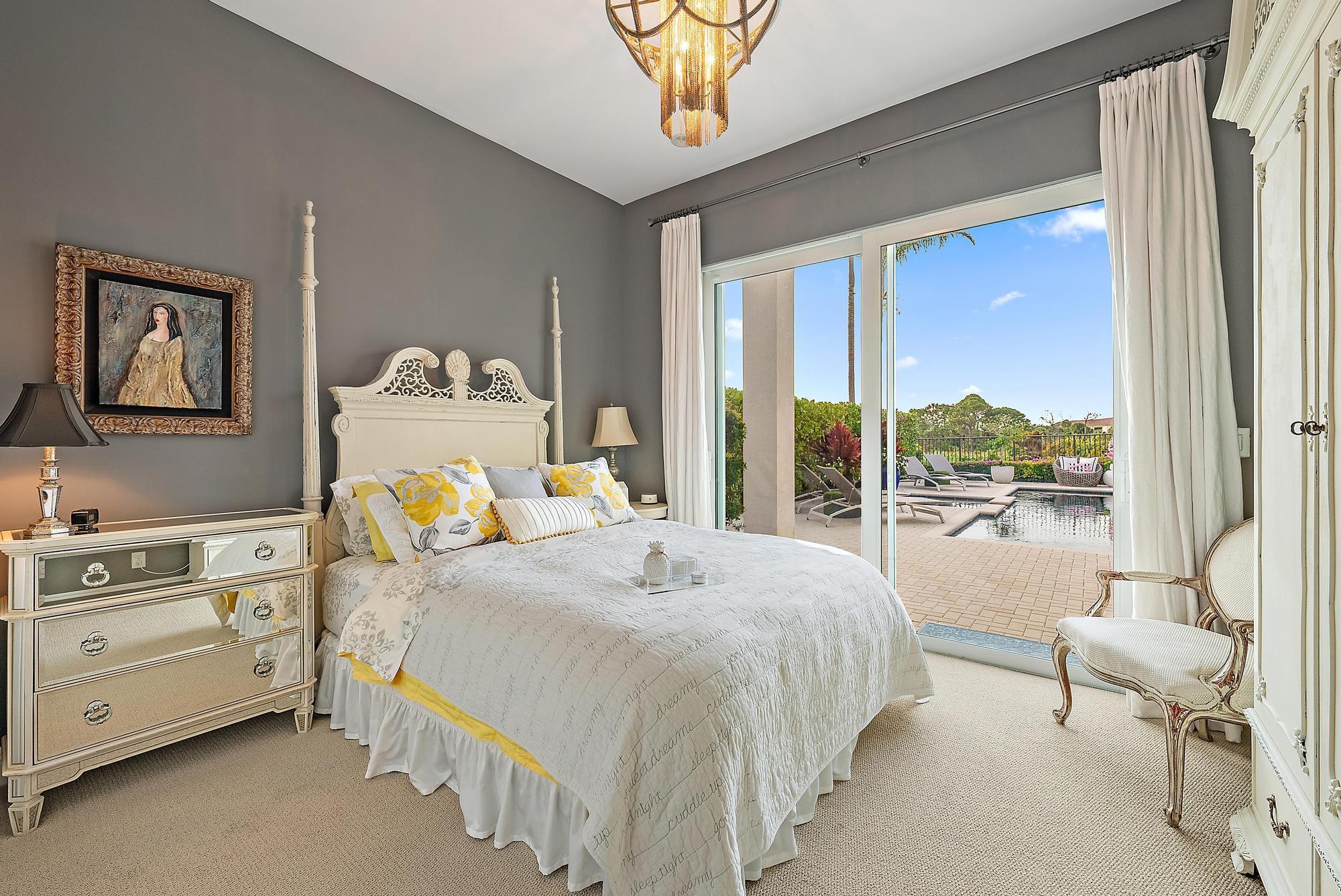 1607 E Hemingway Drive