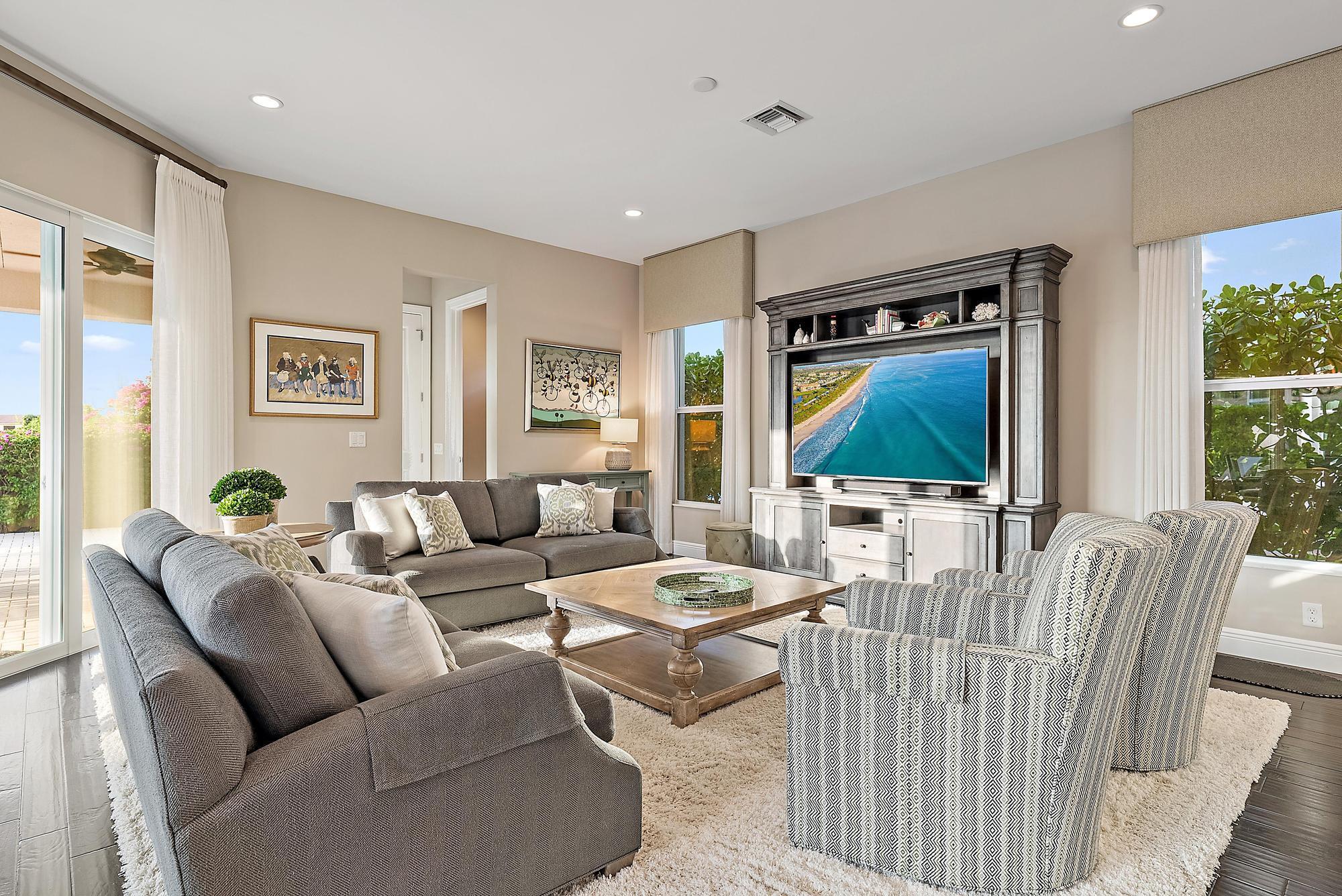 1607 E Hemingway Drive