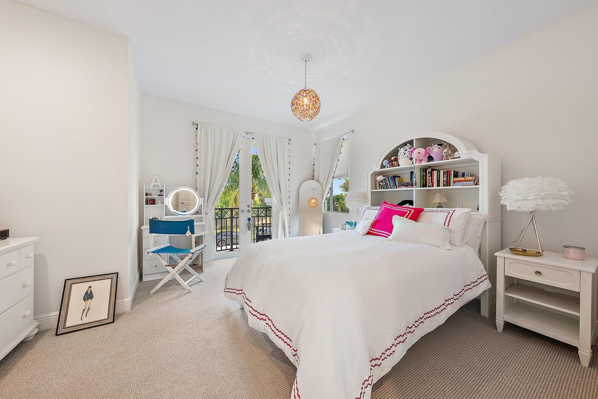 1607 E Hemingway Drive