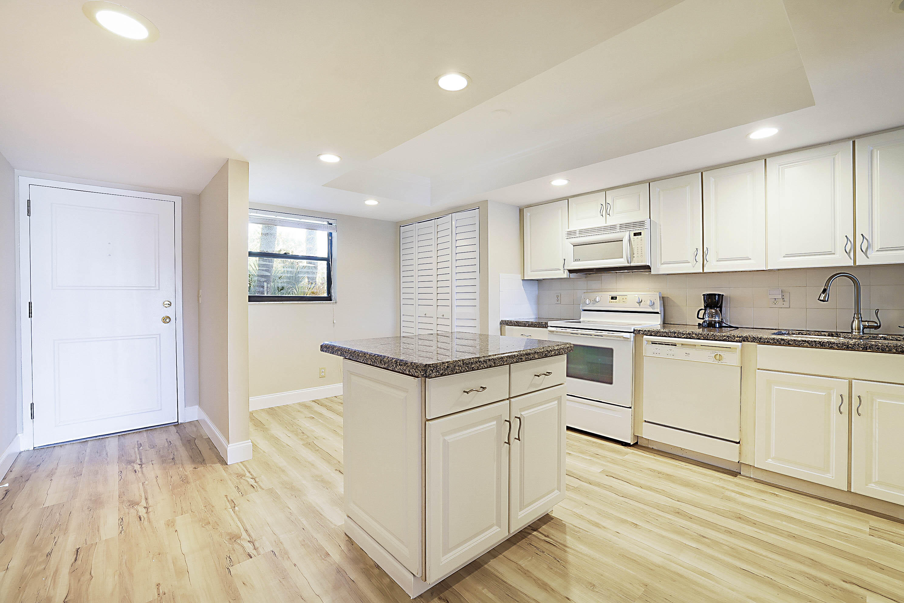 1036 Us Highway 1 216