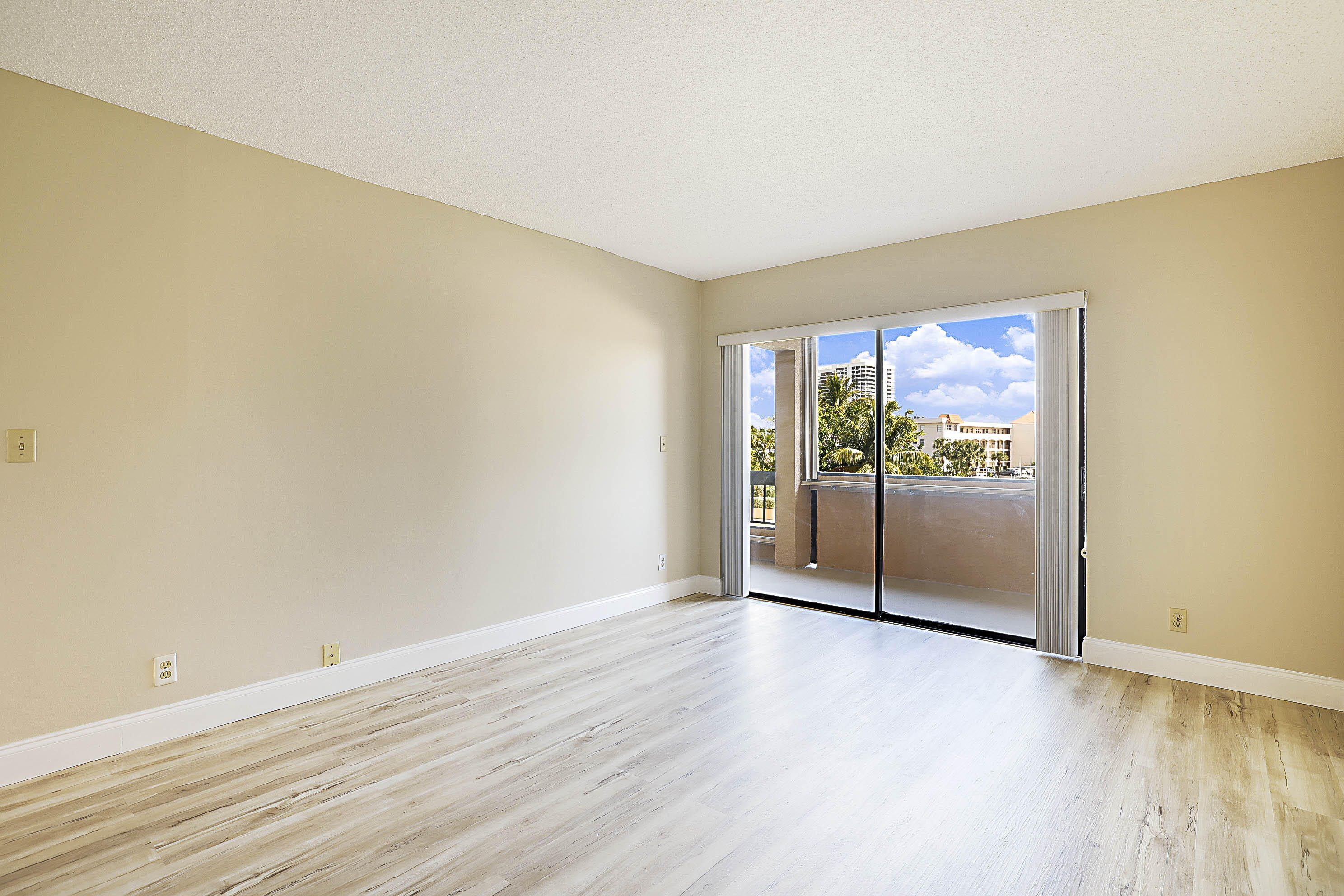 1036 Us Highway 1 216