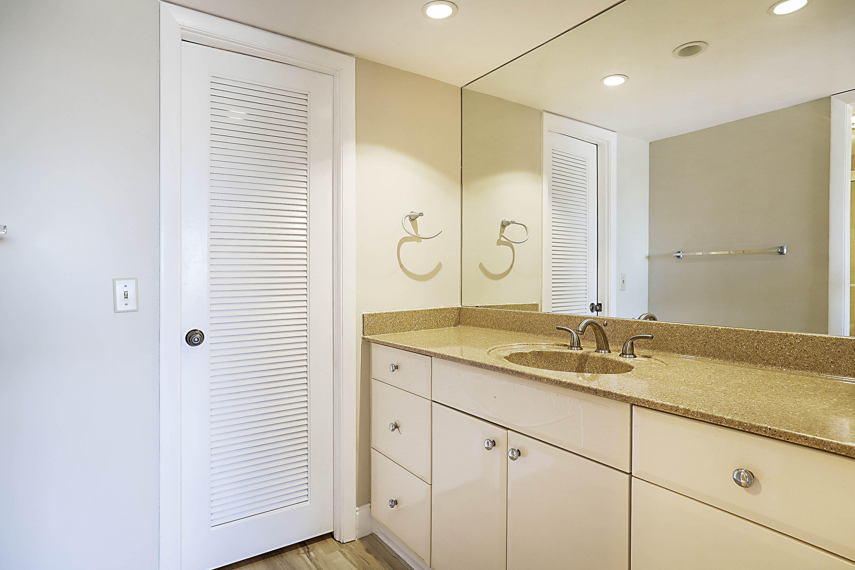 1036 Us Highway 1 216