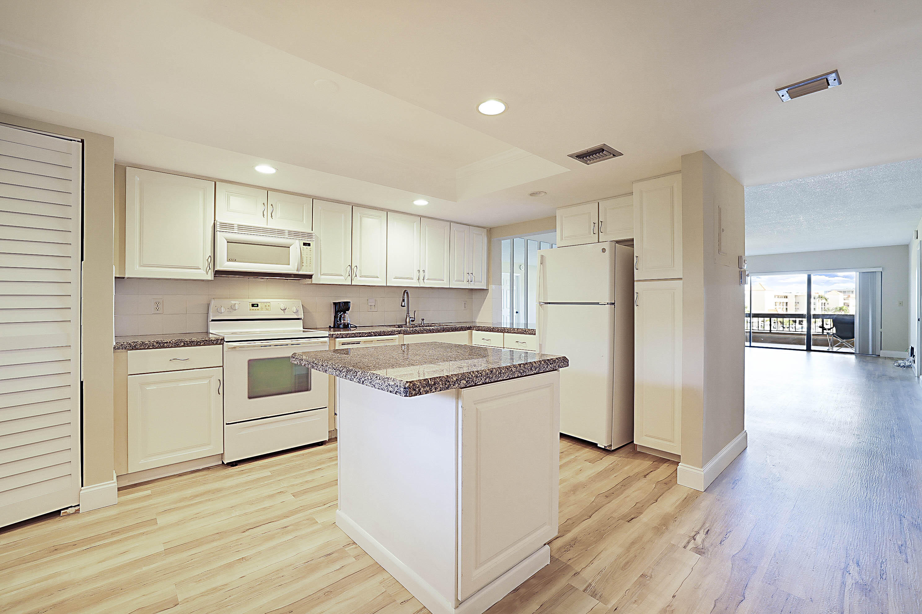 1036 Us Highway 1 216