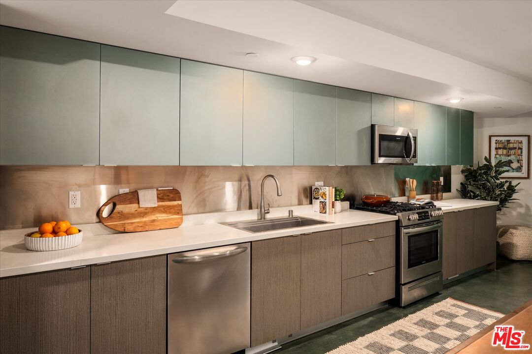 654 N Virgil Ave Unit: 311