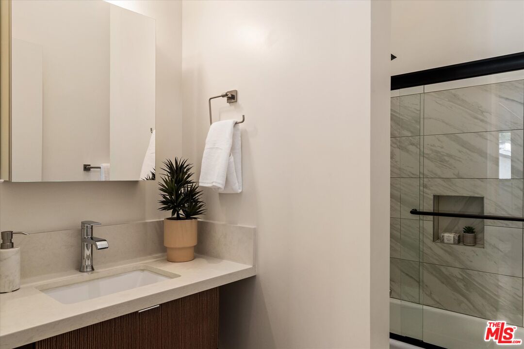 654 N Virgil Ave Unit: 311