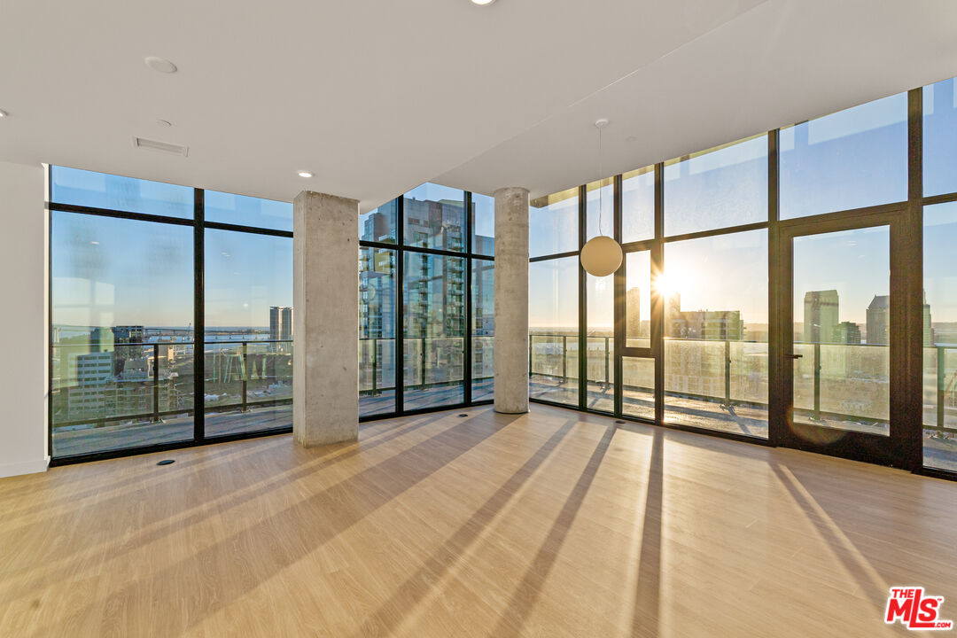 675 Ninth Ave Unit: 2102