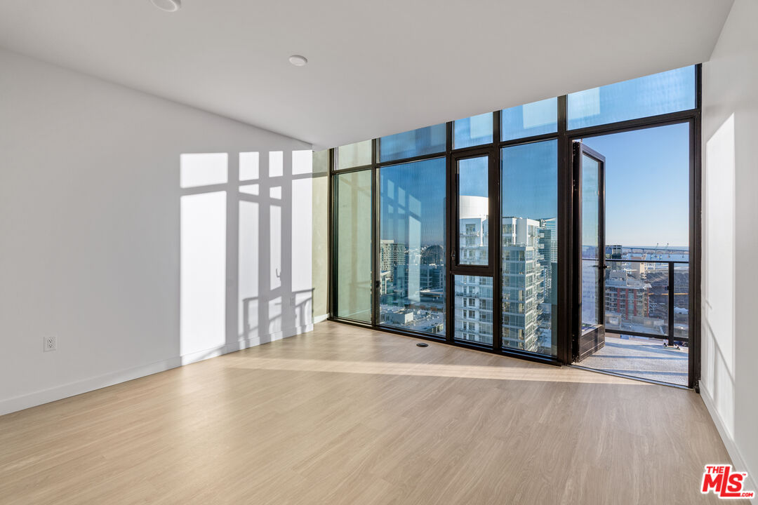675 Ninth Ave Unit: 2102