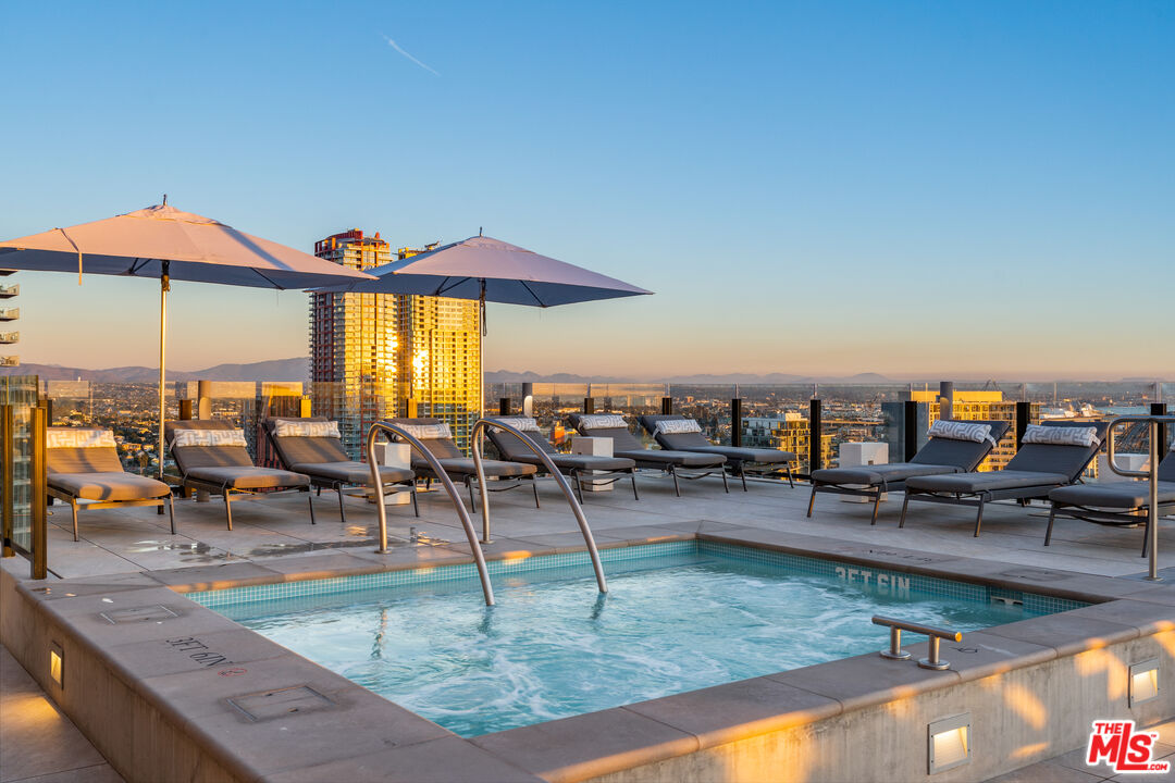 675 Ninth Ave Unit: 2102