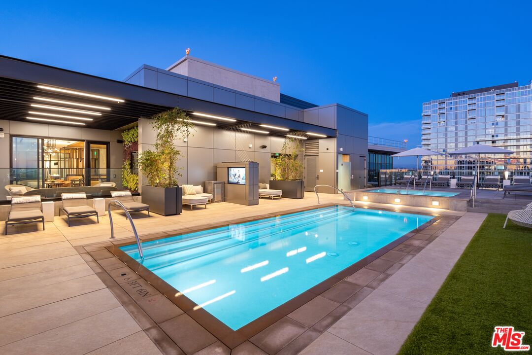 675 Ninth Ave Unit: 2102