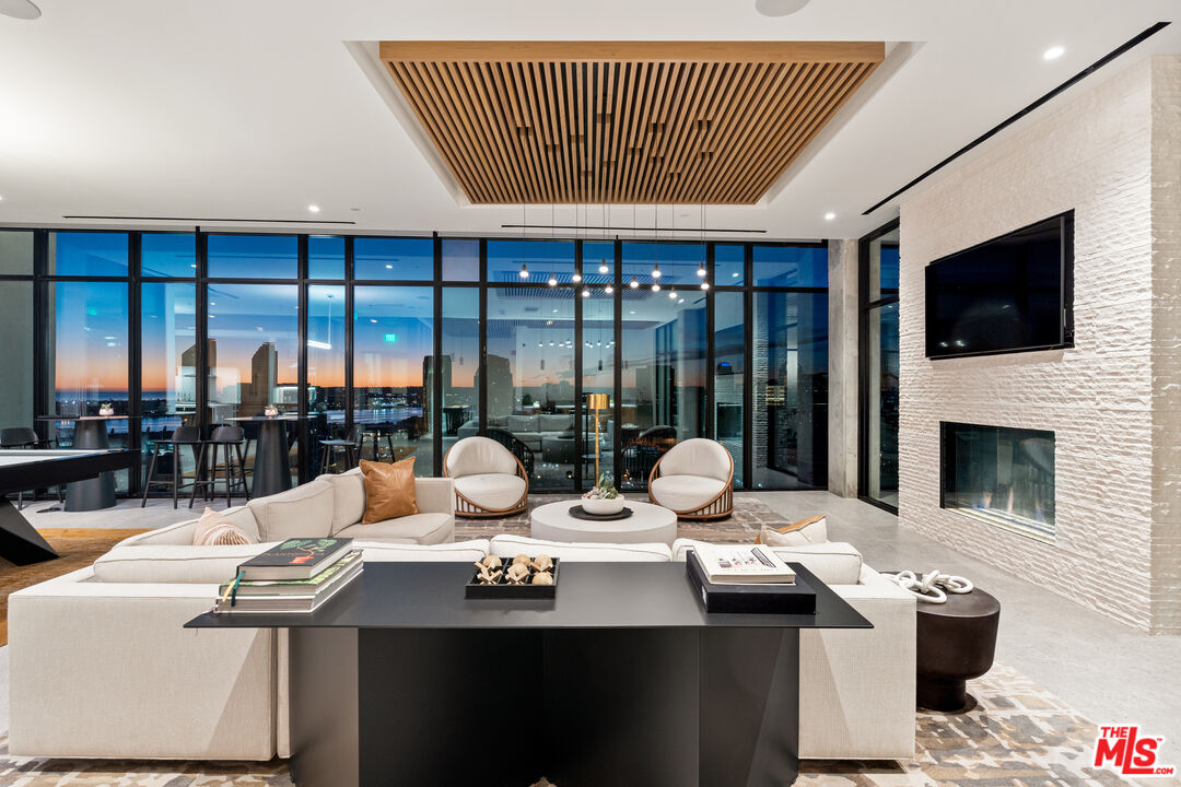 675 Ninth Ave Unit: 2102