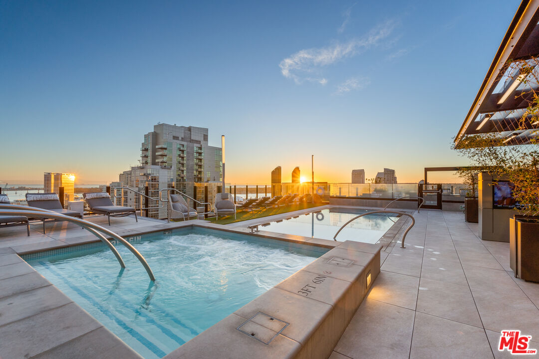 675 Ninth Ave Unit: 2102