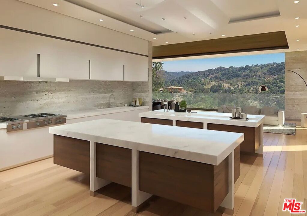 3025 Benedict Canyon Dr