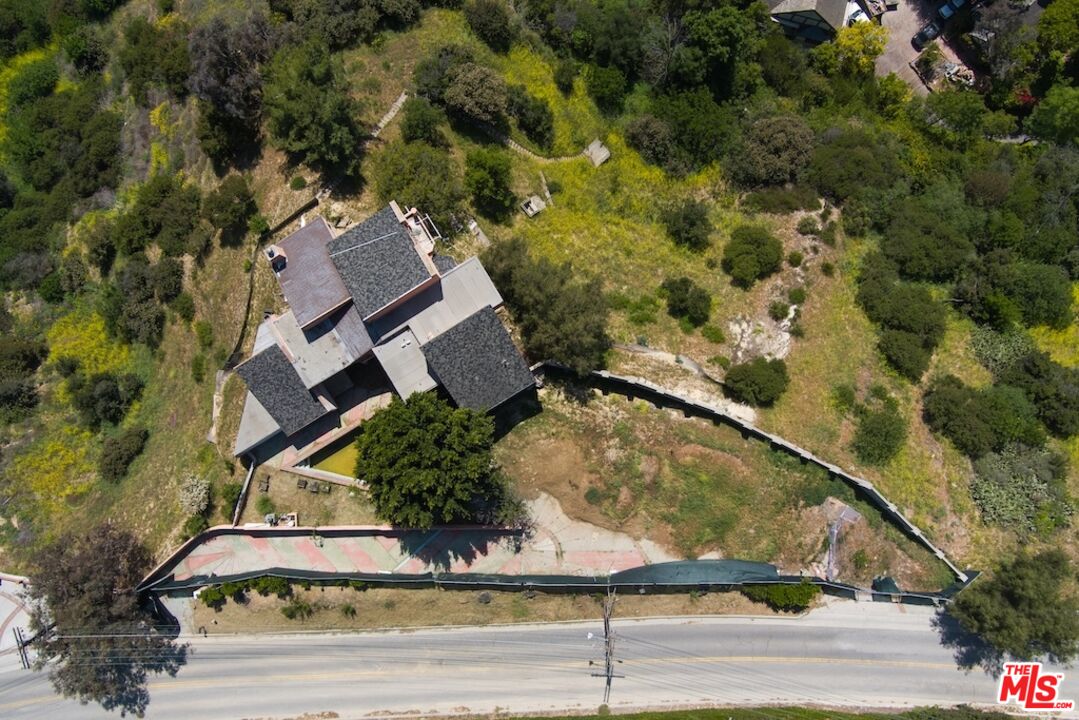 3025 Benedict Canyon Dr