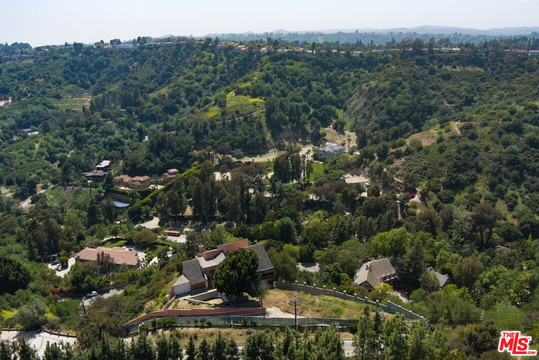 3025 Benedict Canyon Dr