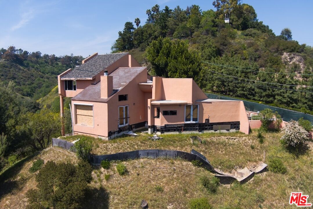 3025 Benedict Canyon Dr