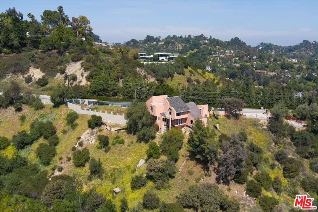 3025 Benedict Canyon Dr