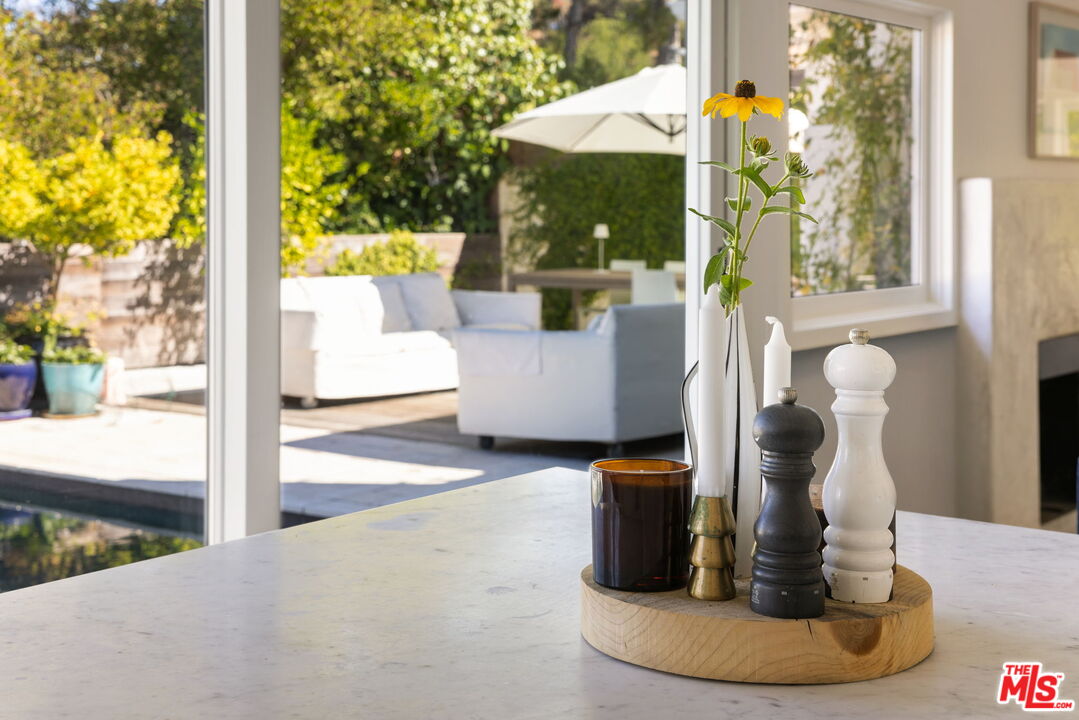 8704 Hollywood Hills Rd