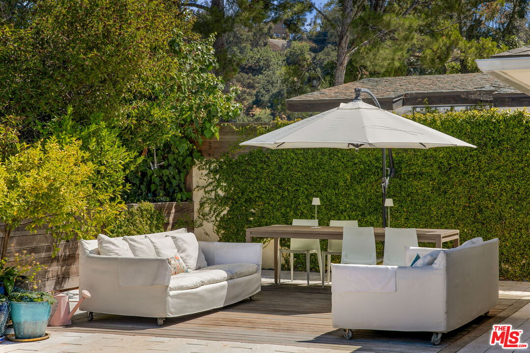 8704 Hollywood Hills Rd