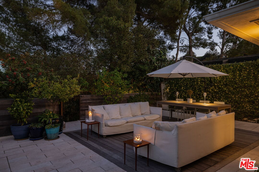 8704 Hollywood Hills Rd