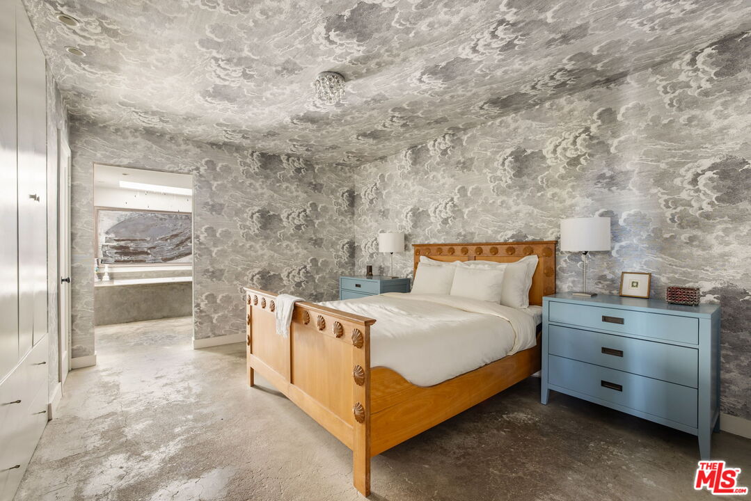 8704 Hollywood Hills Rd