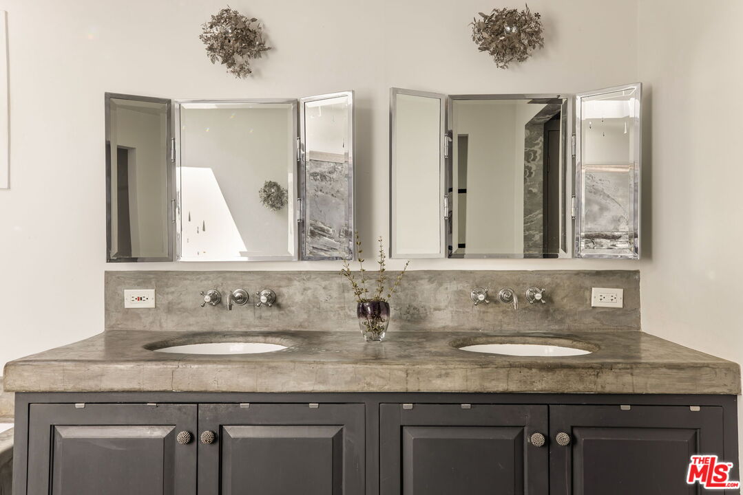 8704 Hollywood Hills Rd